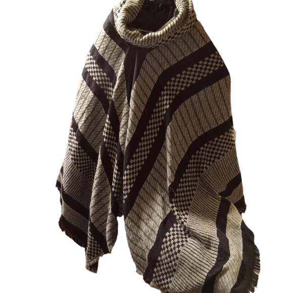 Winter Shaw. Size one size fits all. Like a XL. Dark Blue AND Grey. Very Clean. - Picture 9 of 11